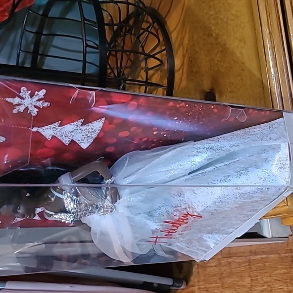 Holiday Barbie - Picture 2 of 7